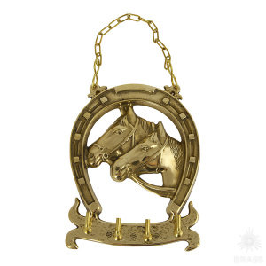 00070 Ключница "Подкова с лошадьми", латунь